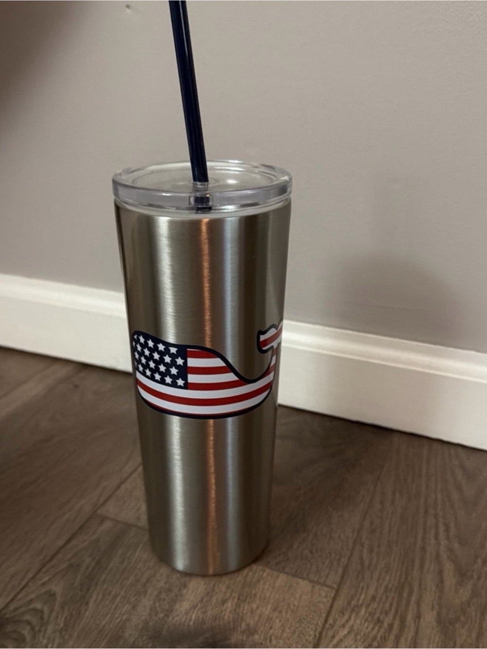 Vineyard Vines Target Insulated Cup 22.5 Oz Whale Flag